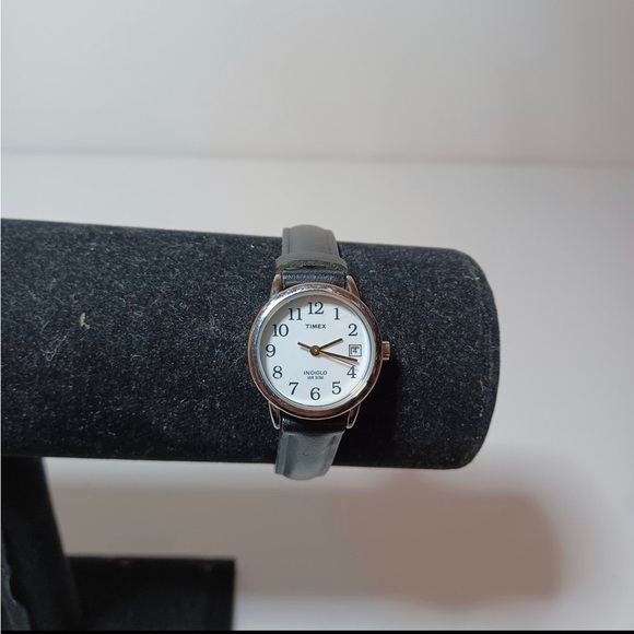 Timex Indiglo Easy Reader Silver-Tone Stainless Steel black leather watch L3 - Picture 1 of 3